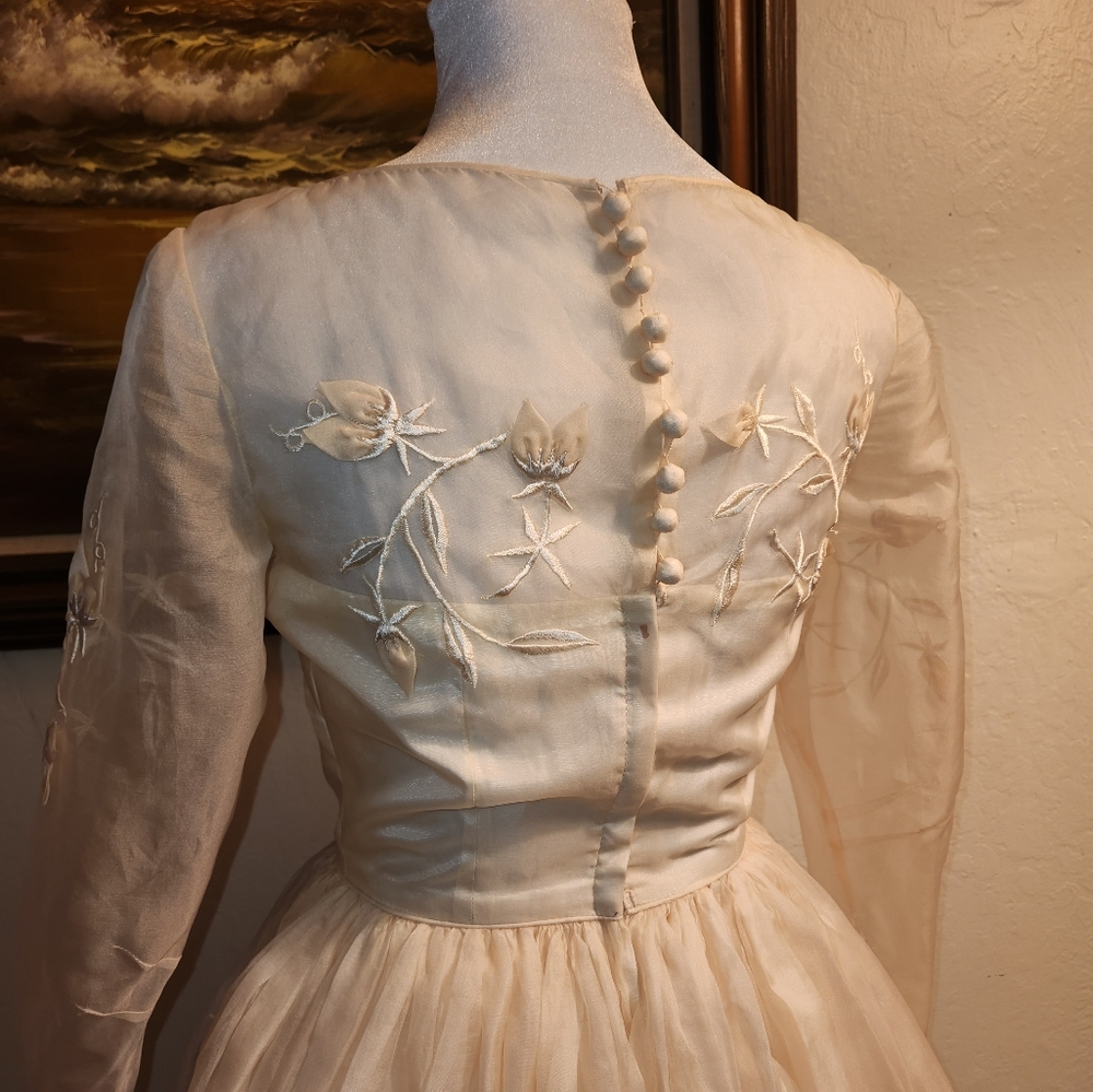 Vintage 1950s Ivory White Fit & Flare Embroidered Tulle Wedding Dress - Picture 9 of 15